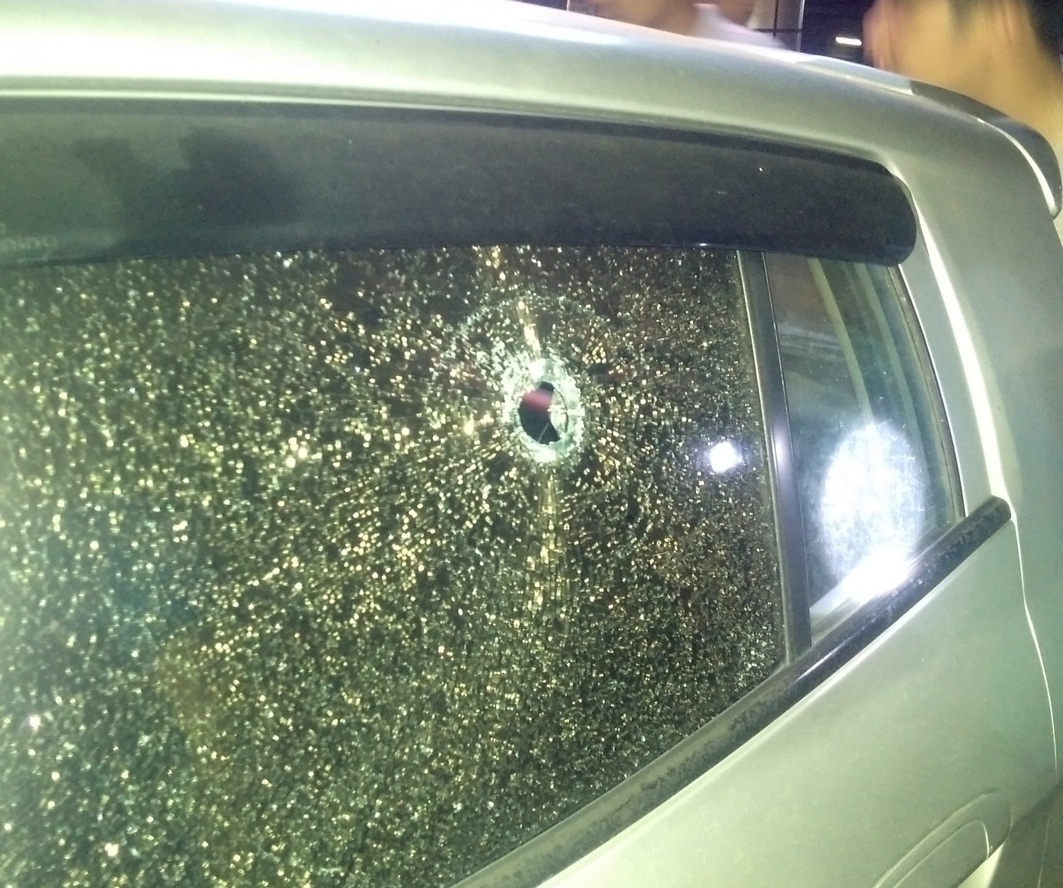 Côn đồ cầm súng bắn viên bệnh viện ảnh 2 Con do cam sung ban vien benh vien anh 2