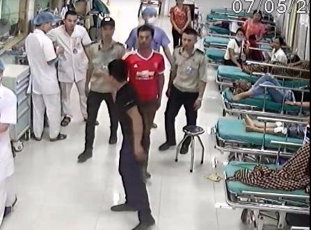 Nam thanh nien cam dao phay doa chem nhan vien benh vien hinh anh