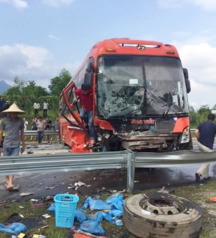 Xe khach giuong nam dam oto 7 cho tren cao toc anh 2