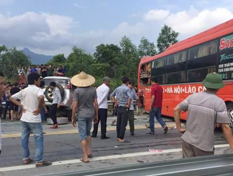 Xe khach giuong nam dam oto 7 cho tren cao toc anh 3