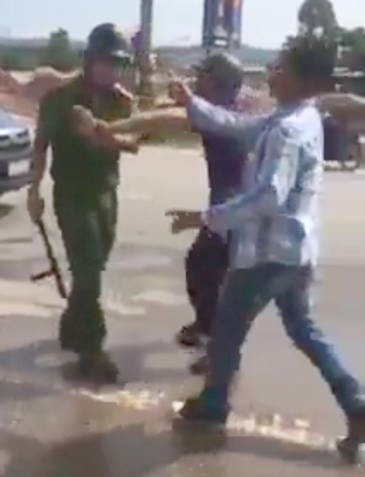 Cầm gạch tấn công cảnh sát ảnh 1 Cam gach tan cong canh sat anh 1