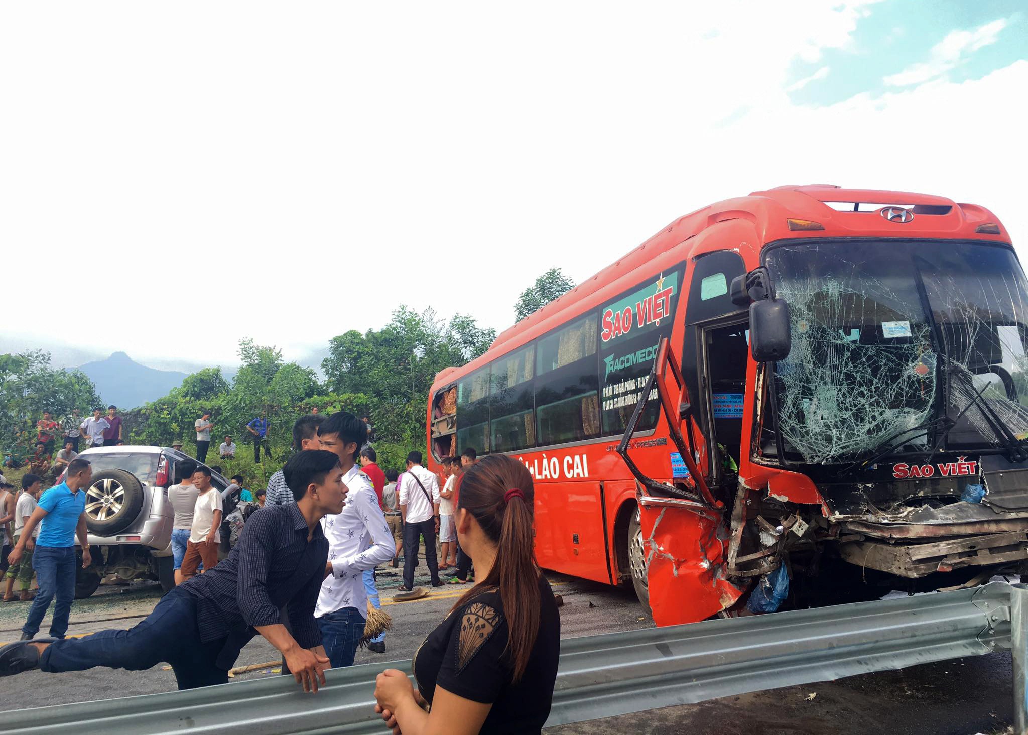 Xe khach giuong nam dam oto 7 cho tren cao toc anh 1