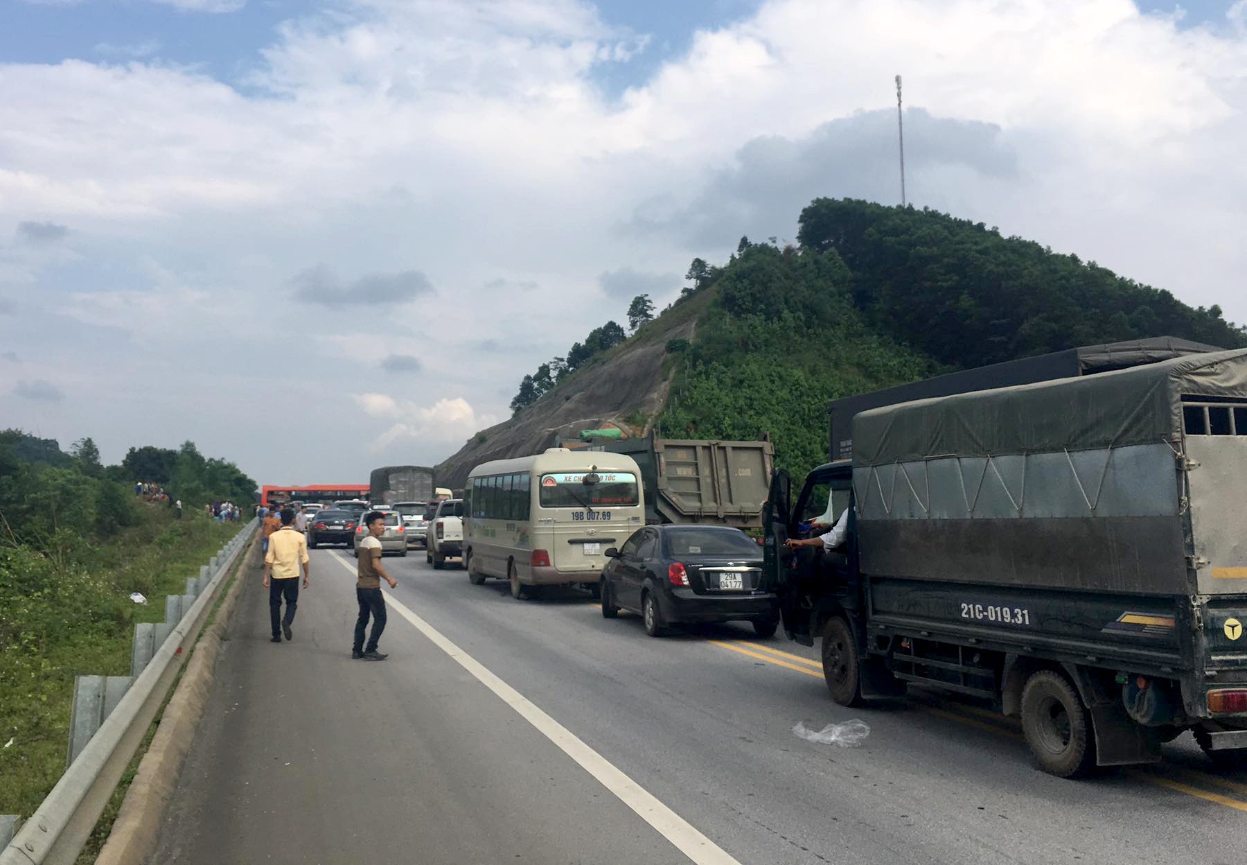 Xe khach giuong nam dam oto 7 cho tren cao toc anh 5