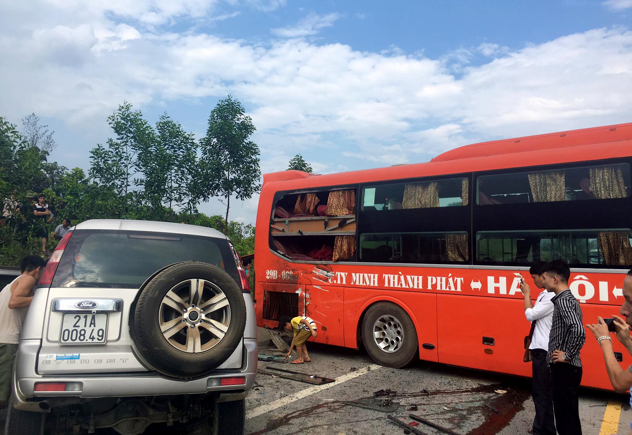 Xe khach giuong nam dam oto 7 cho tren cao toc anh 4