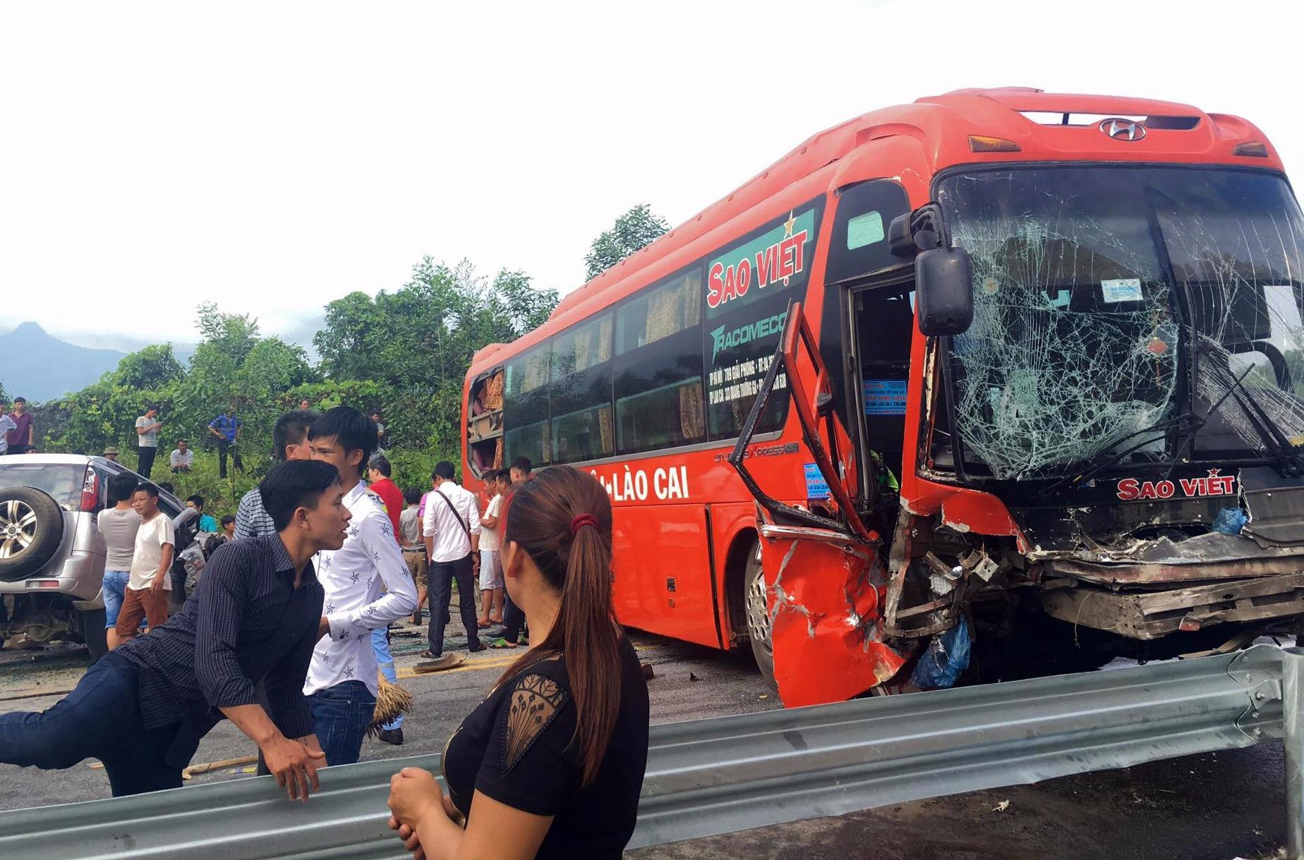 Xe giuong nam vang banh, mop dau sau cu dam oto 7 cho tren cao toc hinh anh
