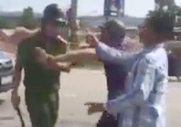 Nguoi vi pham giao thong cam gach tan cong canh sat hinh anh