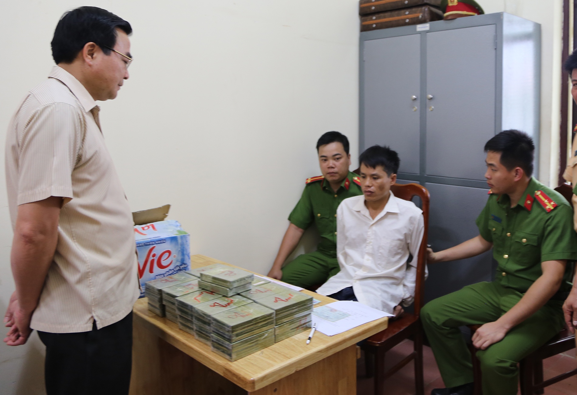 Canh sat ghi loi khai tai xe oto van chuyen 42 banh heroin hinh anh