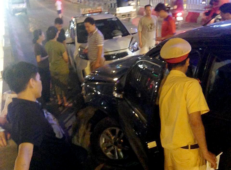 Ford Escape tong lien hoan tren cau vuot hinh anh