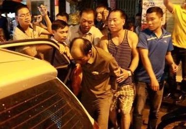 Tam giam ke dam nguoi trong thuong roi co thu tren gac xep hinh anh
