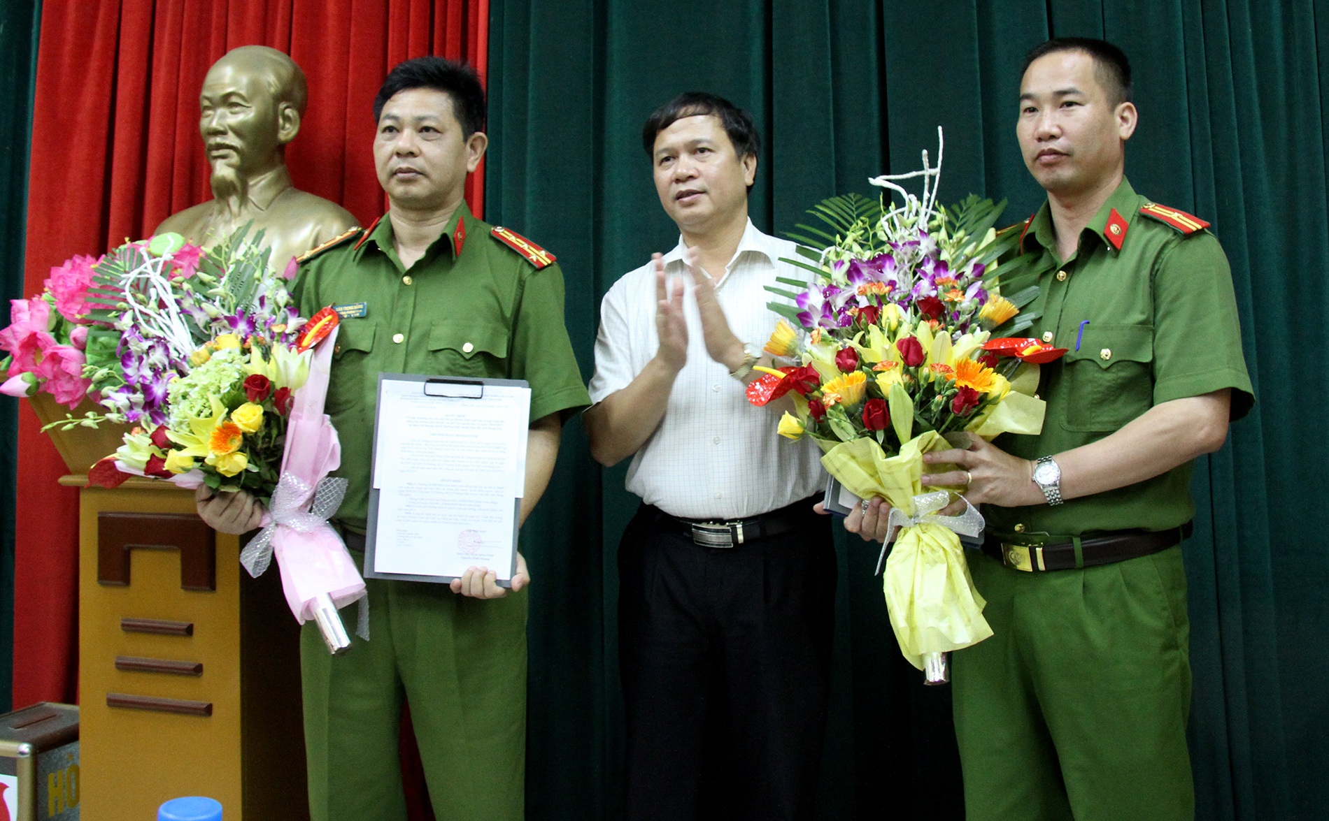 Luc luong tham gia ban chuyen an tai buoi khen thuong hinh anh
