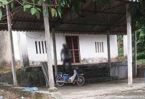 Dieu tra vu nam thanh nien tu vong trong tu the treo co hinh anh