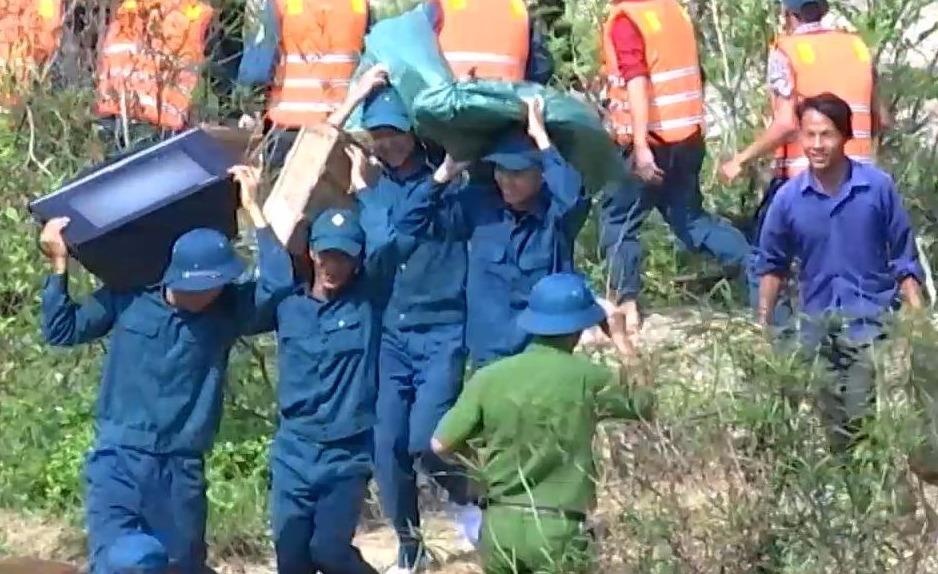 300 nguoi dien tap ung pho vo dap thuy dien hinh anh