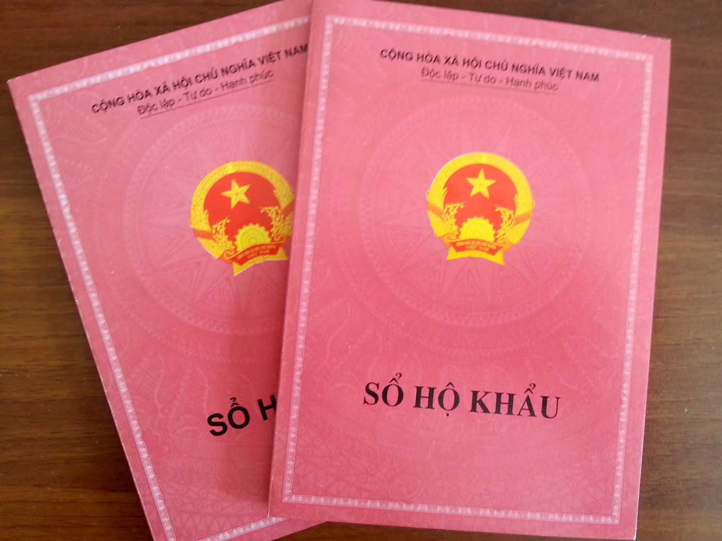 Nguoi phu nu lam gia so ho khau de vay tien mua dien thoai tra gop hinh anh