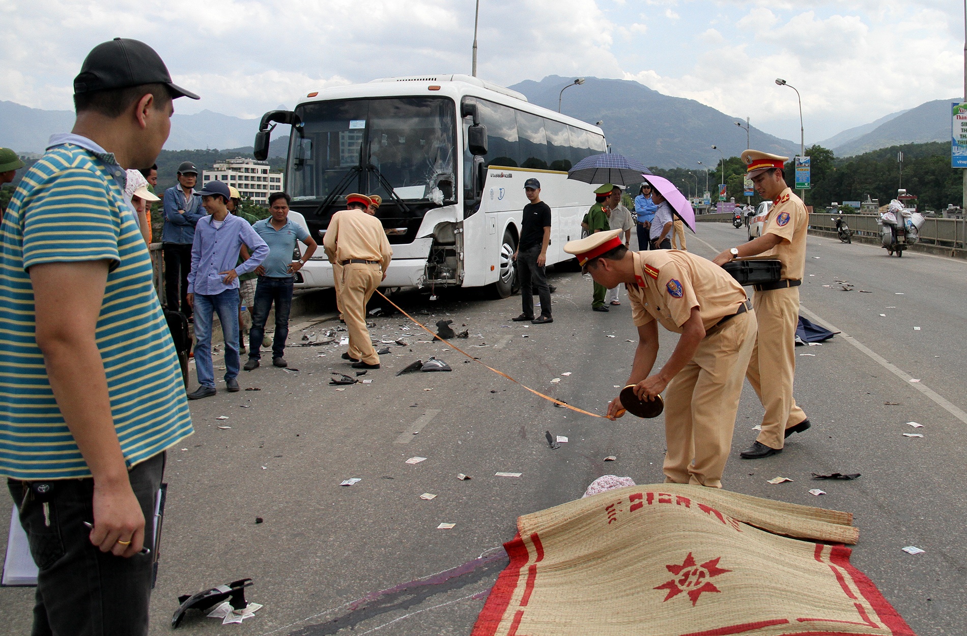 Xe may cho doi nam nu doi dau xe khach hinh anh