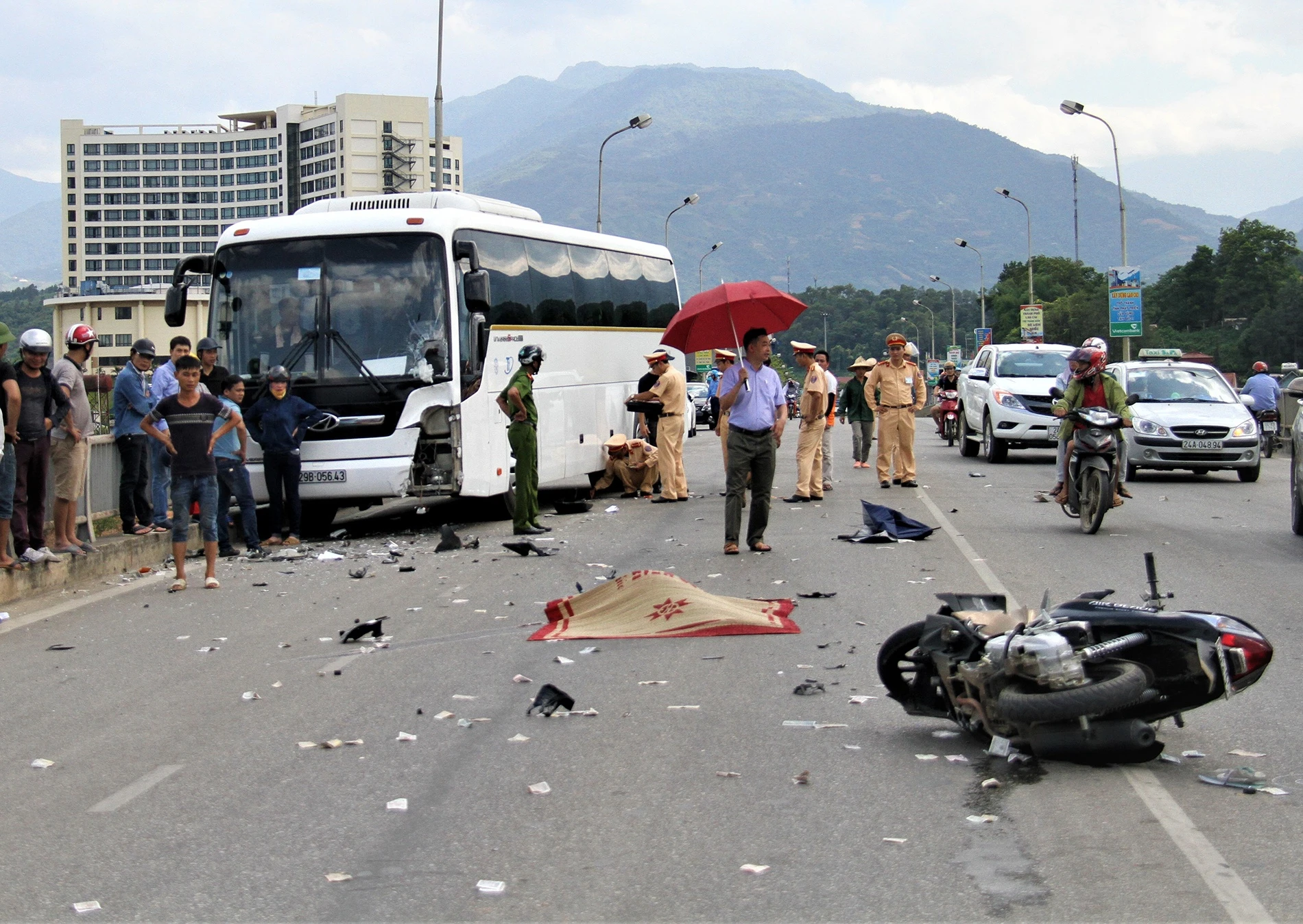 xe may lan lan doi dau oto khach anh 1