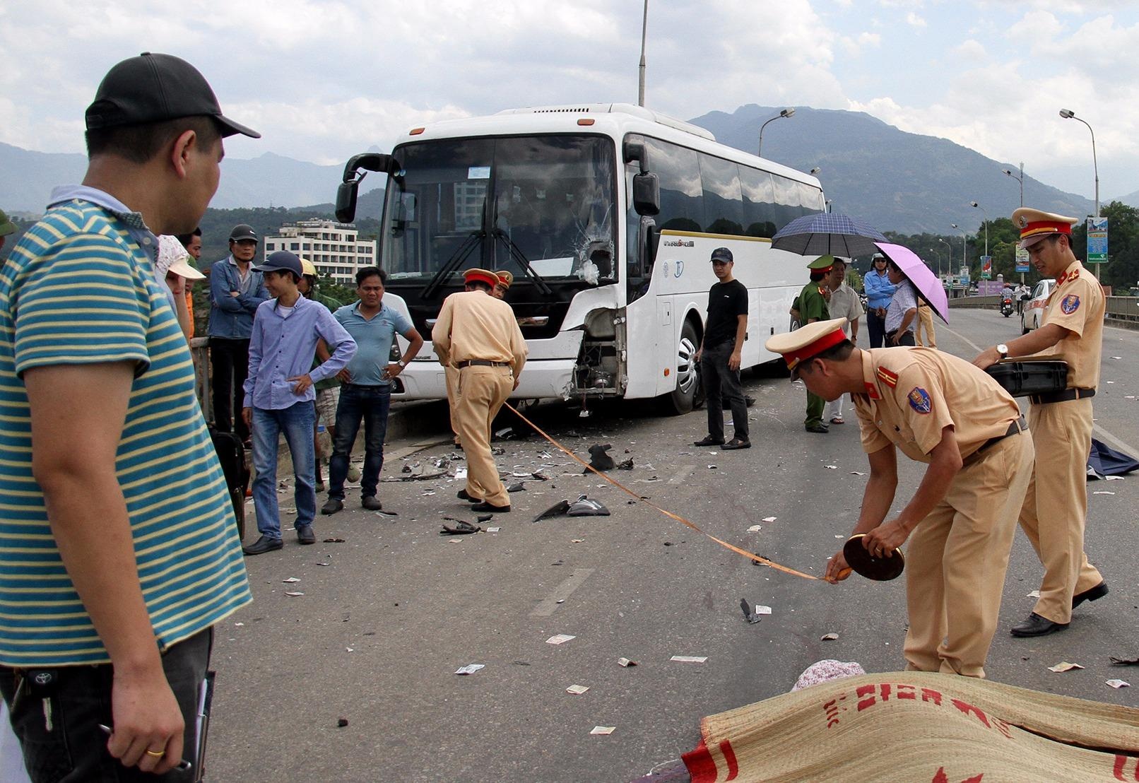 Lan lan tren cau, xe may cho doi nam nu doi dau oto khach hinh anh