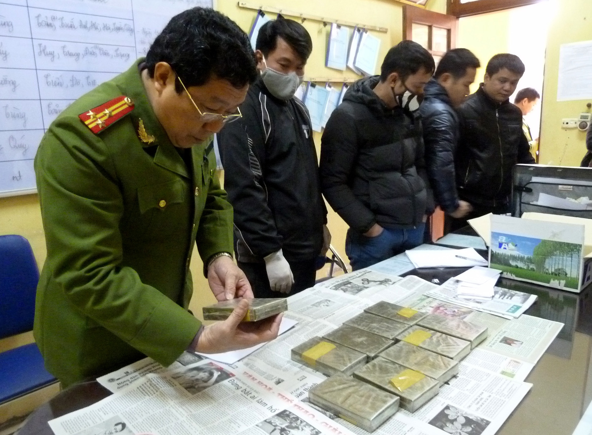 Canh sat no sung bat lai xe Fortuner cho 29 banh ma tuy hinh anh