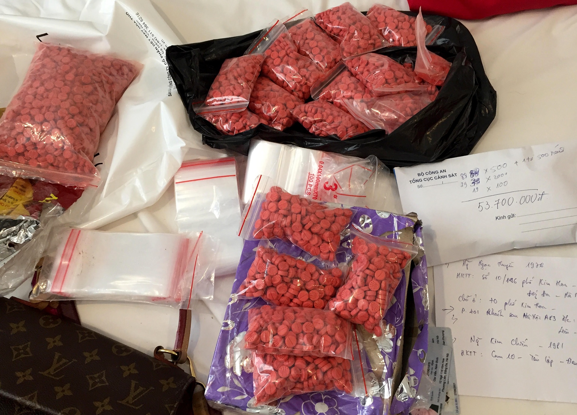 Doi tinh nhan buon 7.000 vien thuoc lac anh 1