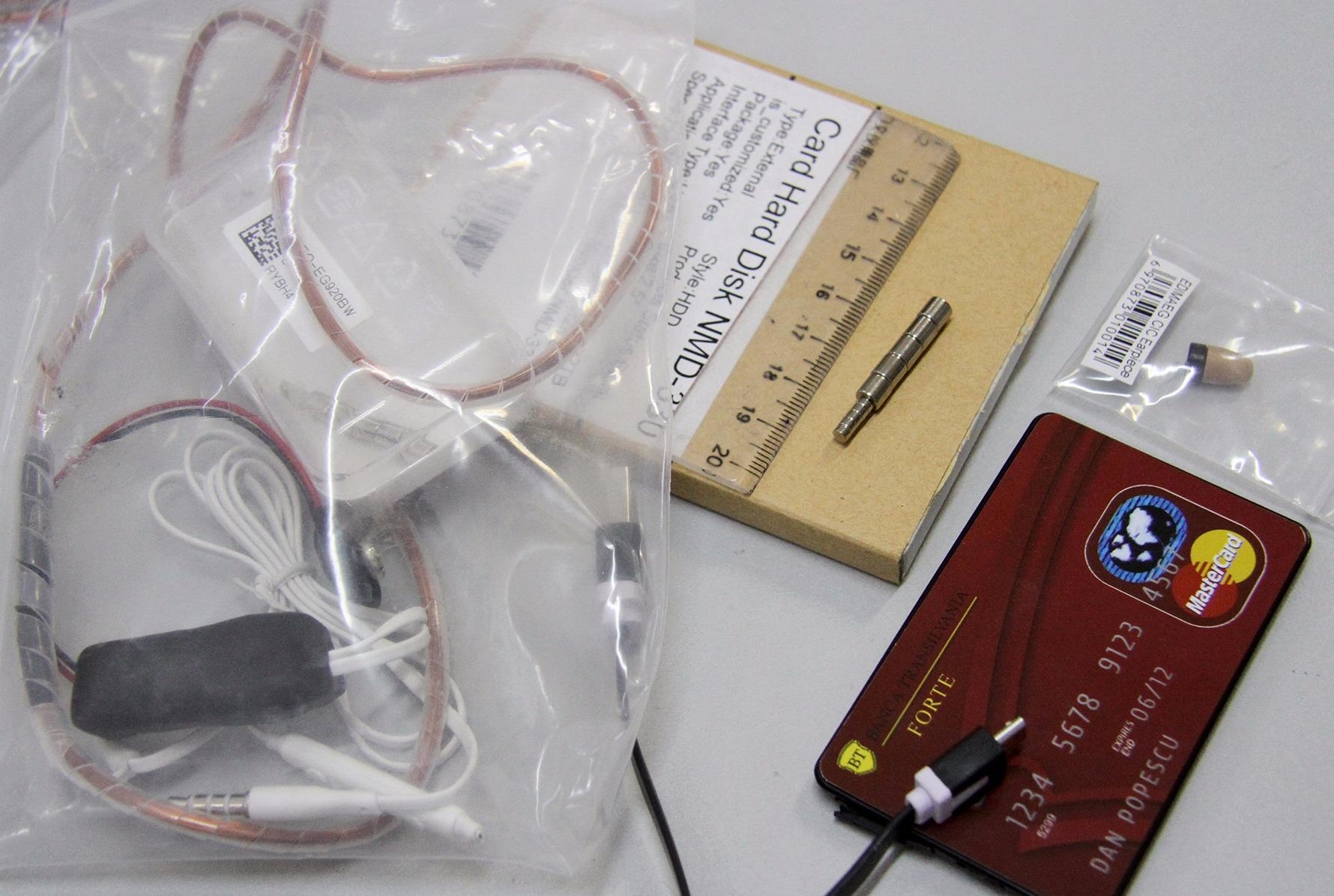 Thu hang chuc tai nghe sieu nho dung de gian lan thi cu hinh anh