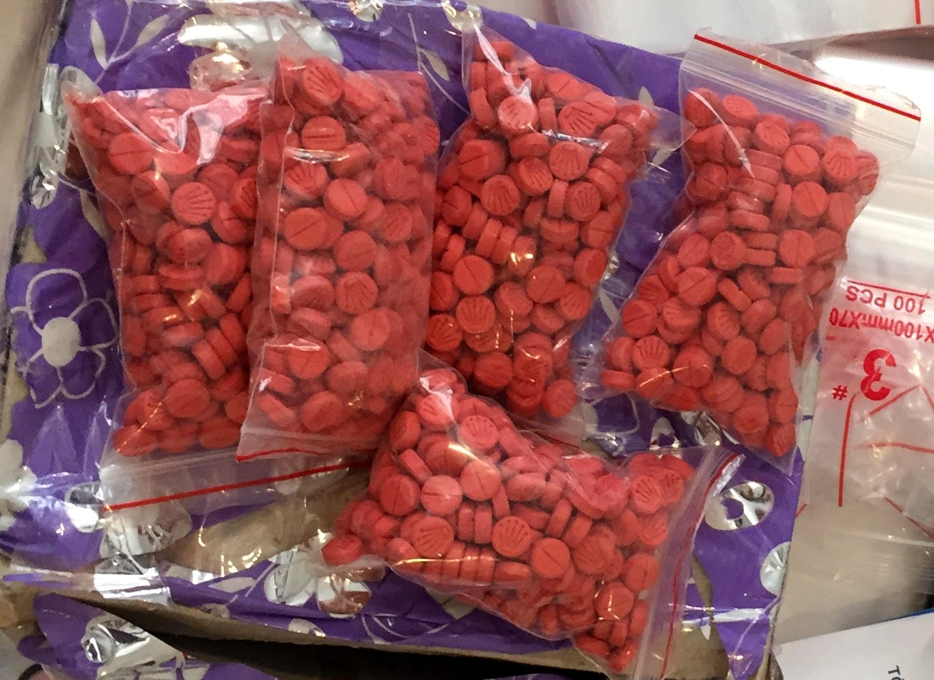 Trum thuoc lac giau hang nghin vien ma tuy trong khach san hinh anh