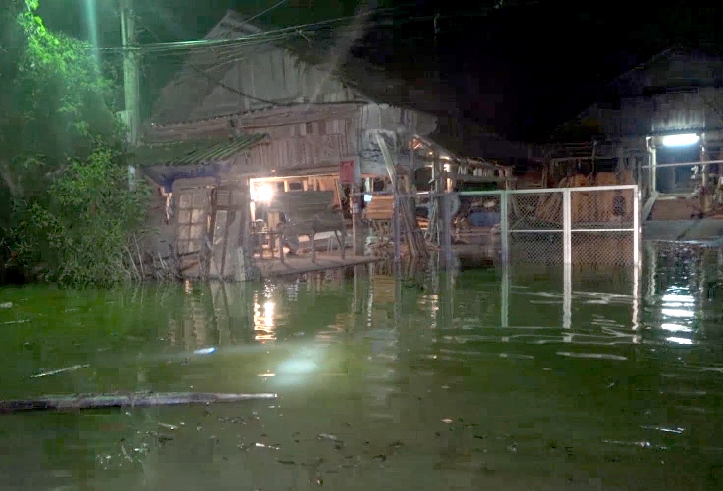 Nuoc song vuot bao dong 3, hon 80 ho dan o Lao Cai bi ngap hinh anh