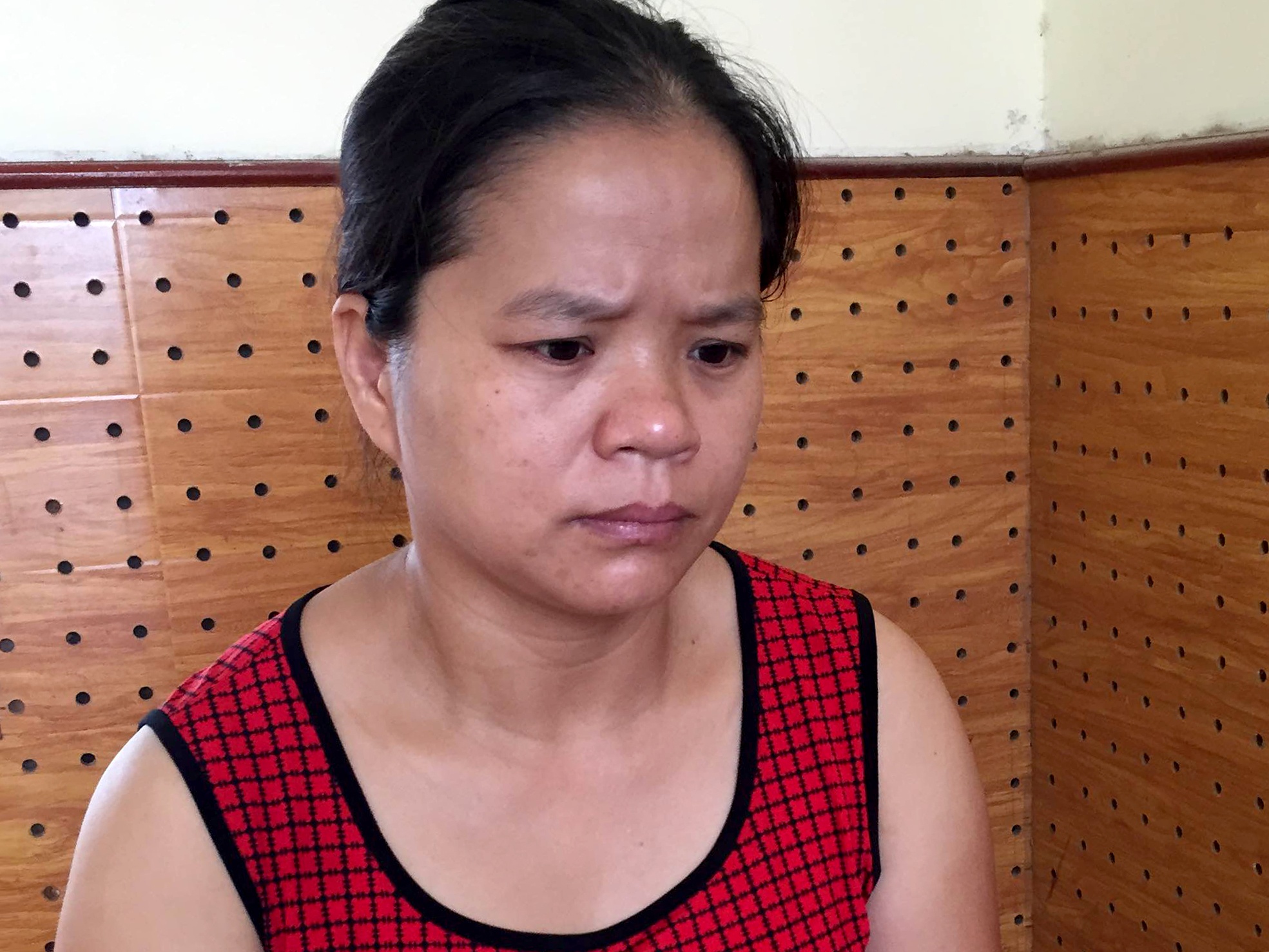 Truong don cong an bi nguoi phu nu can trong luc doi thoai hinh anh