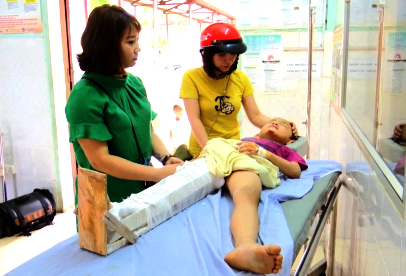 Be trai ran vo xuong chau khi roi xuong ham cho Coc Leu hinh anh