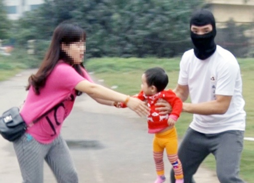 Cao Bang bac thong tin 2 tre em bi bat coc hinh anh