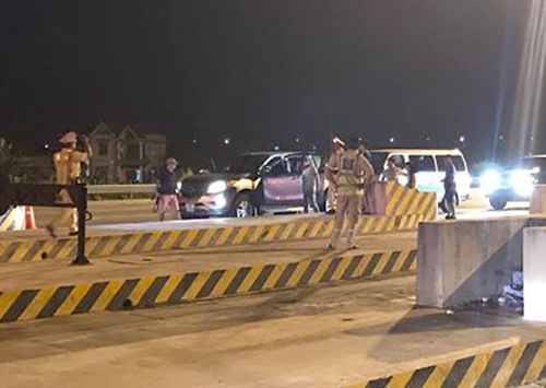 Canh sat chan xe hop cho hang cam cua trum ma tuy dat Cang hinh anh