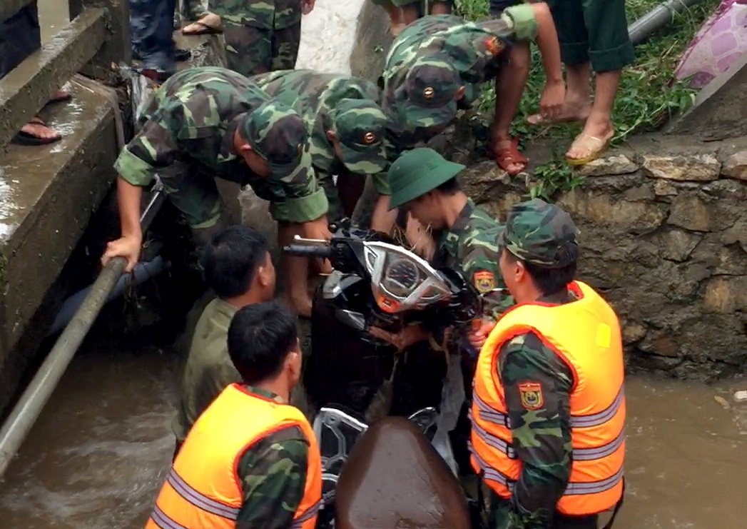 Bo doi bien phong cuu co gai bi lu cuon troi hinh anh
