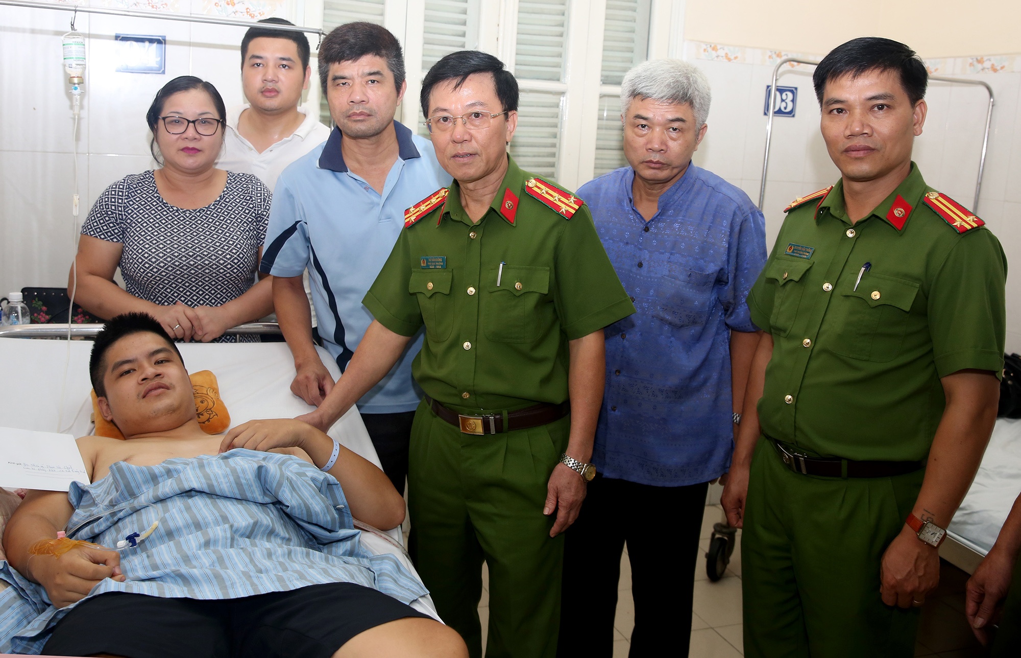 Canh sat bi thuong anh 1