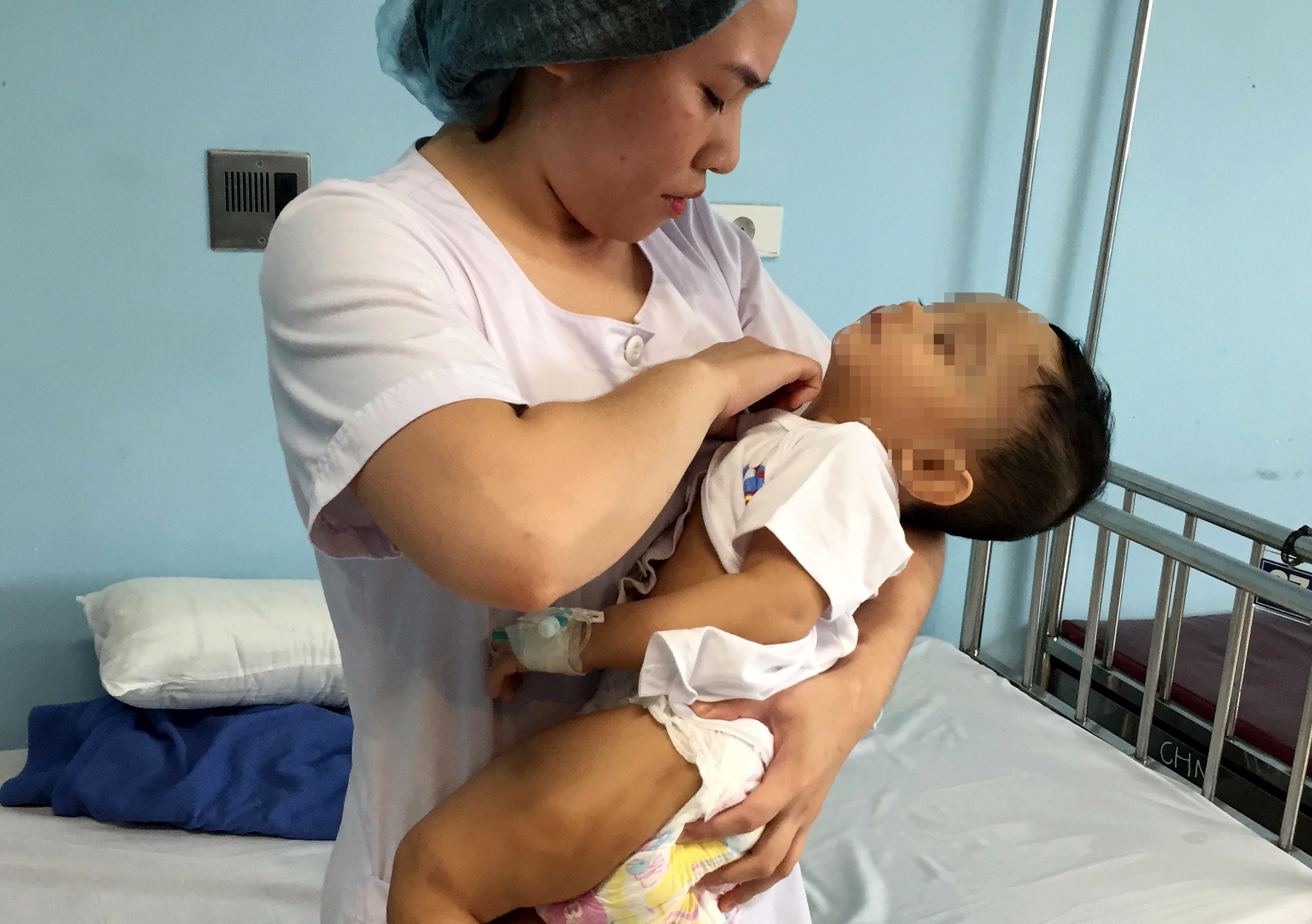 Suc khoe be trai bi bao hanh co tien trien tot hinh anh