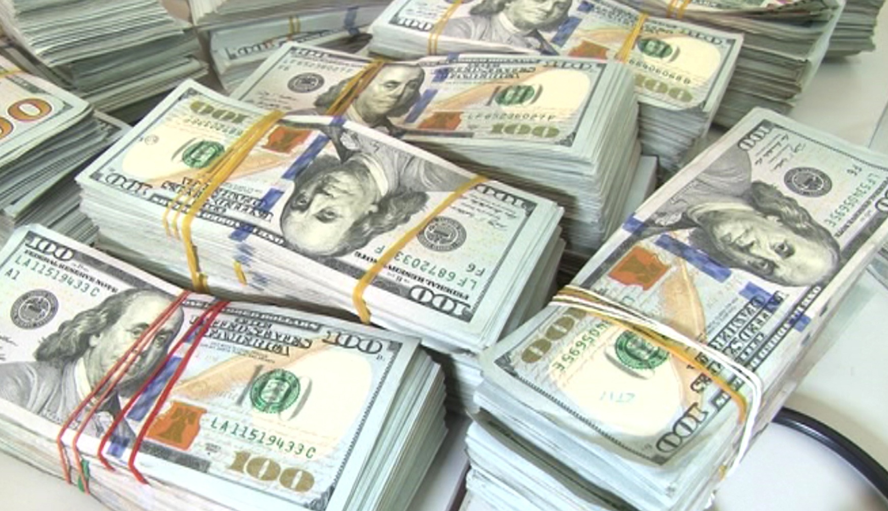 9X van chuyen gan 1 trieu USD qua bien gioi hinh anh