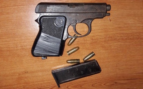 Canh sat khong che ten cuop mang theo sung ngan hinh anh