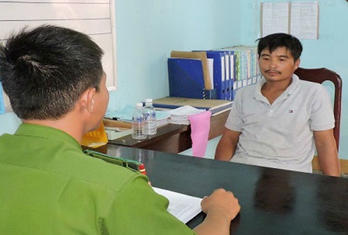 Chu quan ca phe bi khach vac AK ban xuyen hong hinh anh