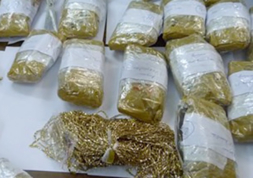 Khach di may bay giau hon 20 kg vang quanh nguoi hinh anh