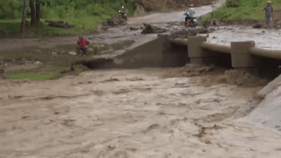 Lu quet cuon troi mot nguoi o Lao Cai hinh anh
