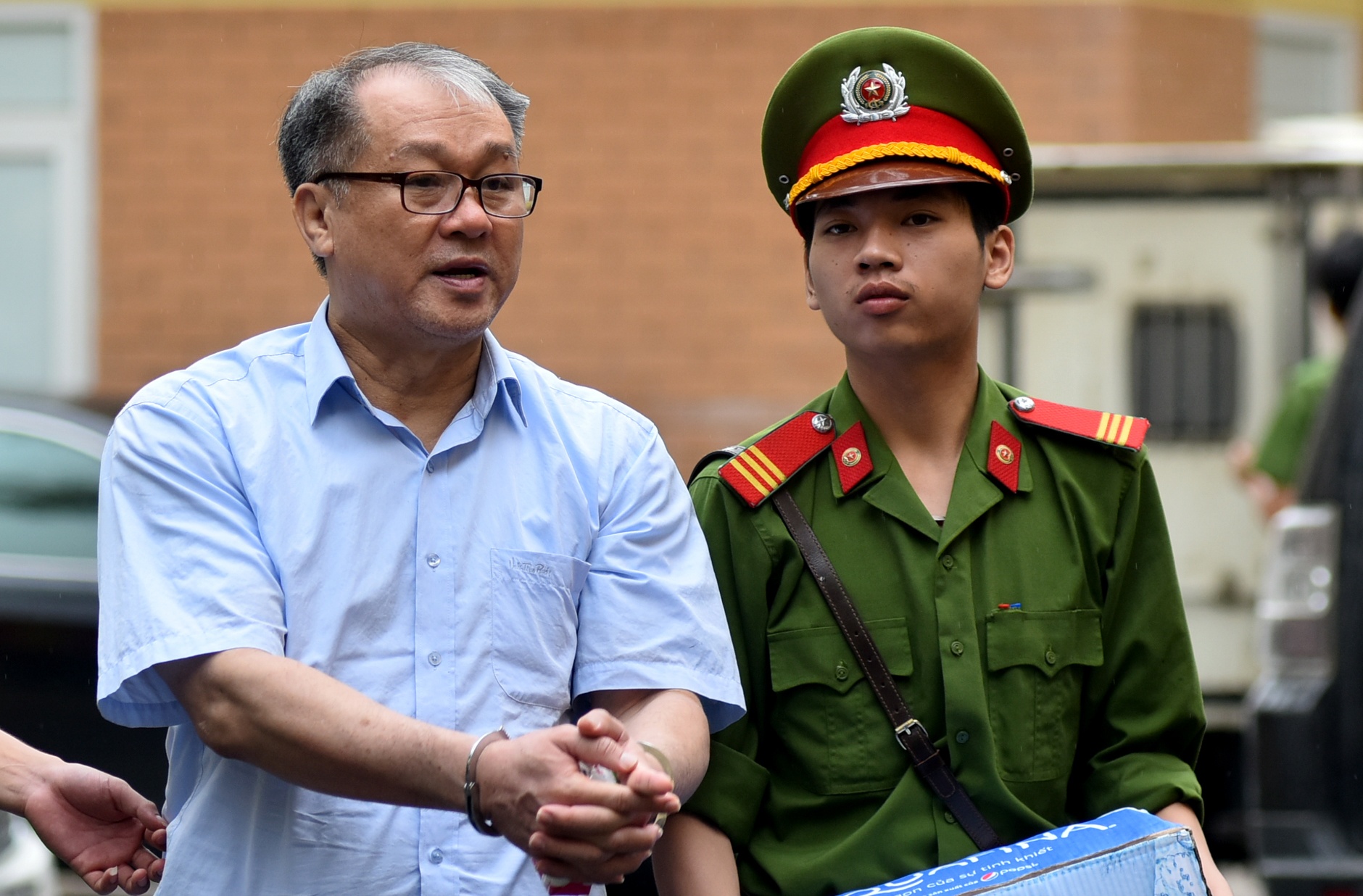 Bi cao Pham Cong Danh buc xuc khi bi luat su truy hoi hinh anh