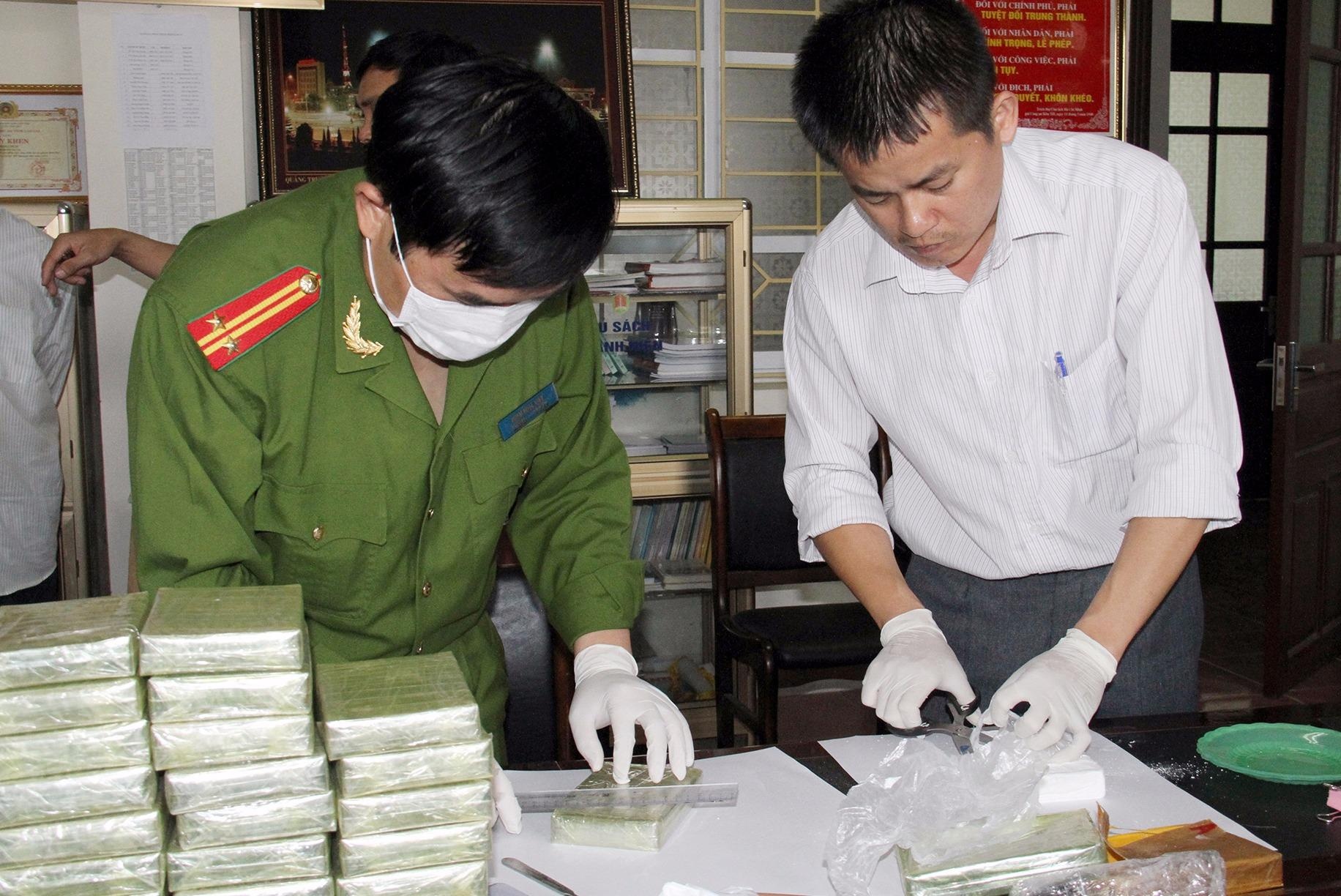 Hai thanh nien giau 15 banh heroin trong yem xe Airblade hinh anh