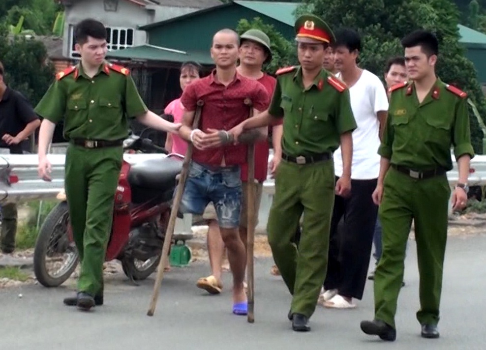 9X cut chan van cung dong bon cam kiem di cuop hinh anh