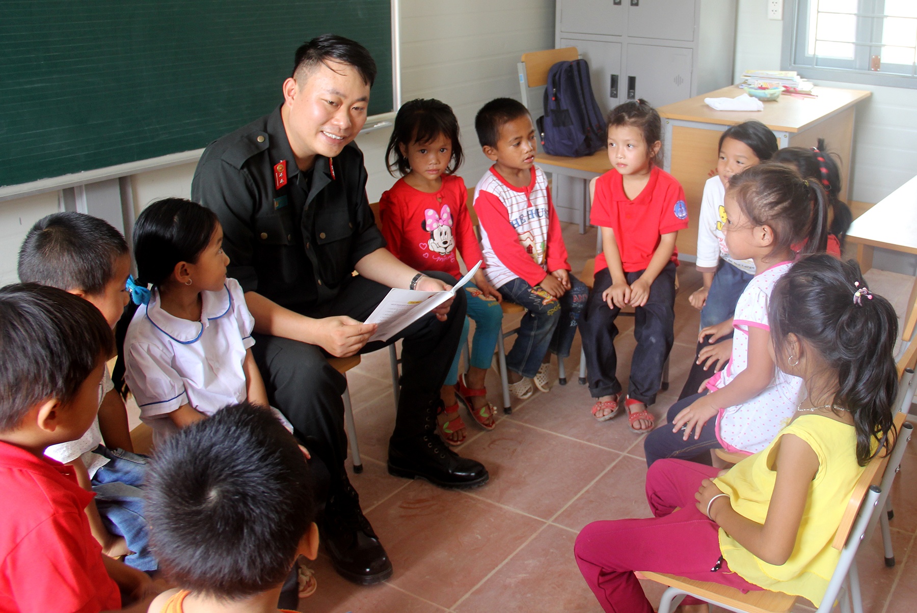 Canh sat co dong tang qua trung thu cho hoc sinh vung lu hinh anh