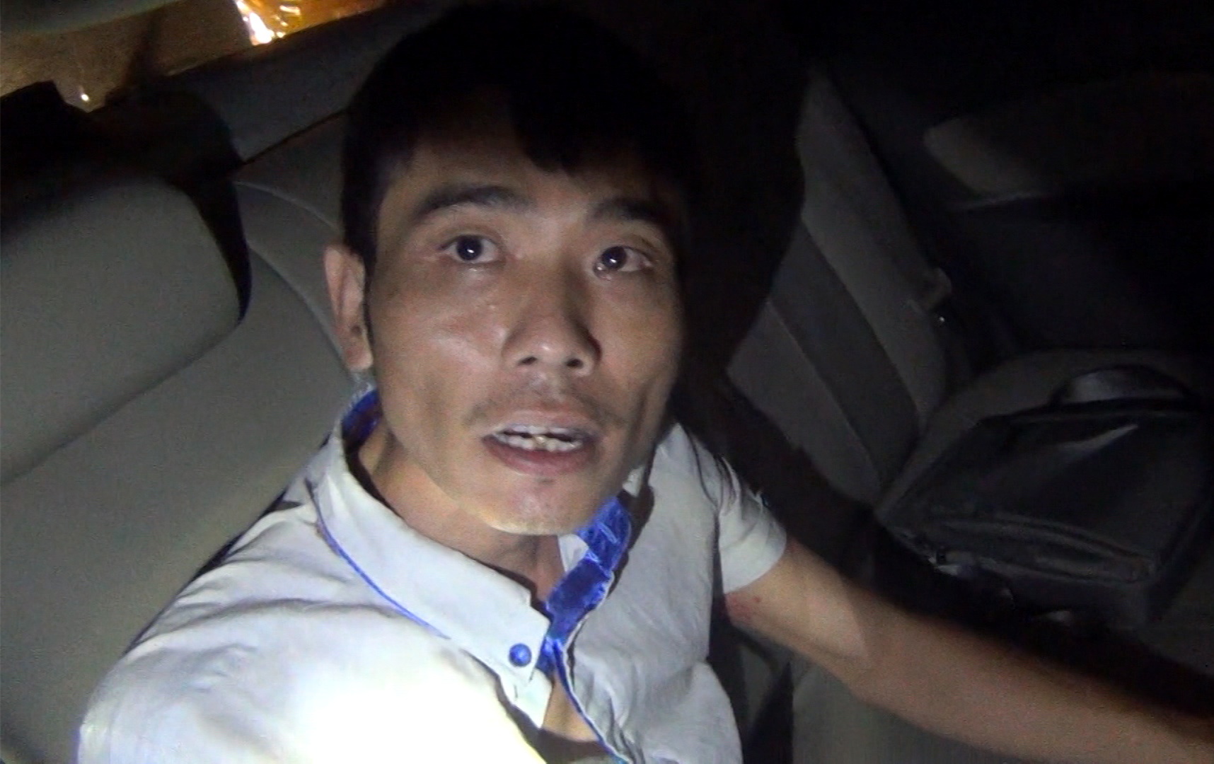 Canh sat truy duoi khach di taxi nem boc ma tuy qua cua kinh hinh anh