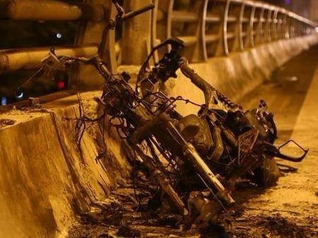 Tim nguoi lai chiec Air Blade boc chay tren pho hinh anh