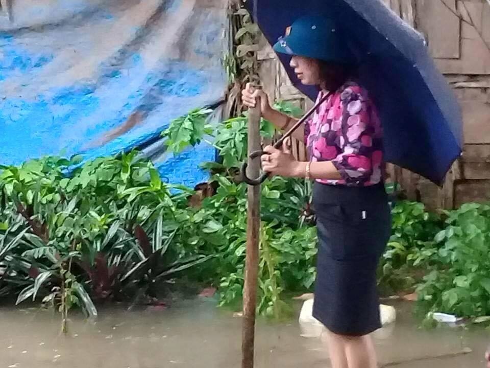 Bí thư phường mặc váy đi chống lụt ảnh 2 Bi thu phuong mac vay di chong lut anh 2