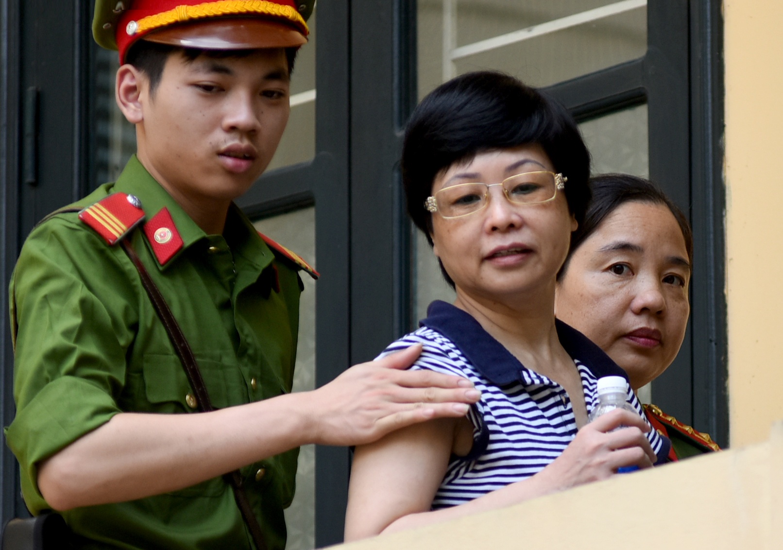 Chau Thi Thu Nga ne ong kinh may anh khi den phong xu hinh anh
