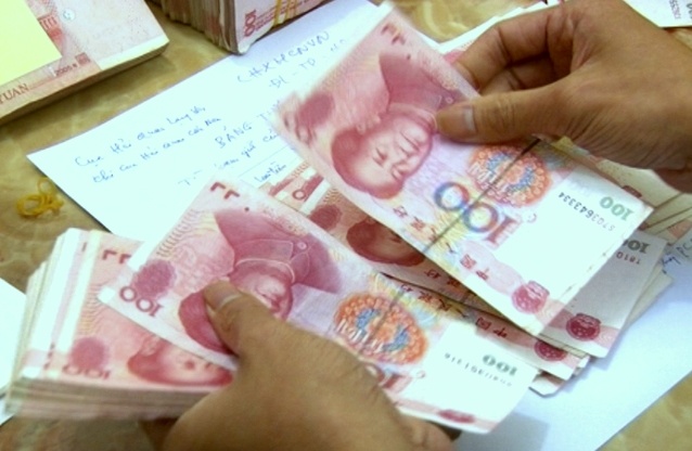 Nguoi dan ong vut lai hon 3 ty dong khi thay canh sat hinh anh