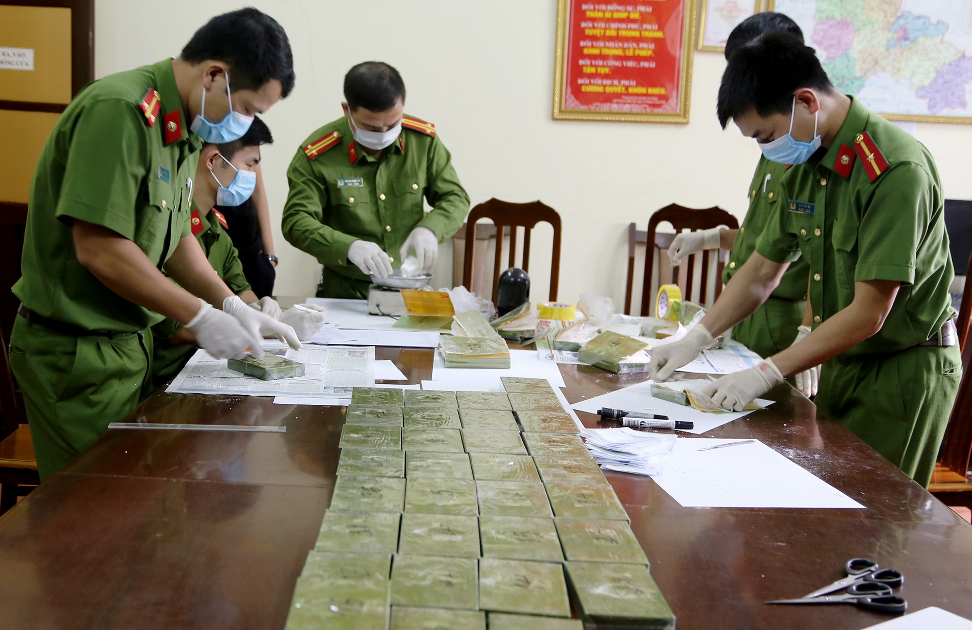 Canh sat bat nhom giau 45 banh heroin duoi ghe xe khach hinh anh