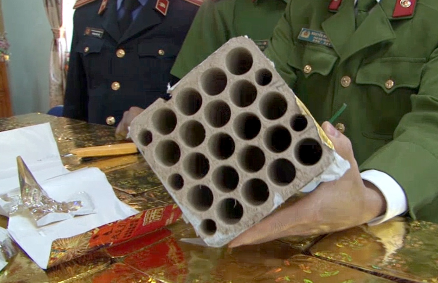 Nguoi phu nu vuot bien buon phao hoa bi bat luc rang sang hinh anh