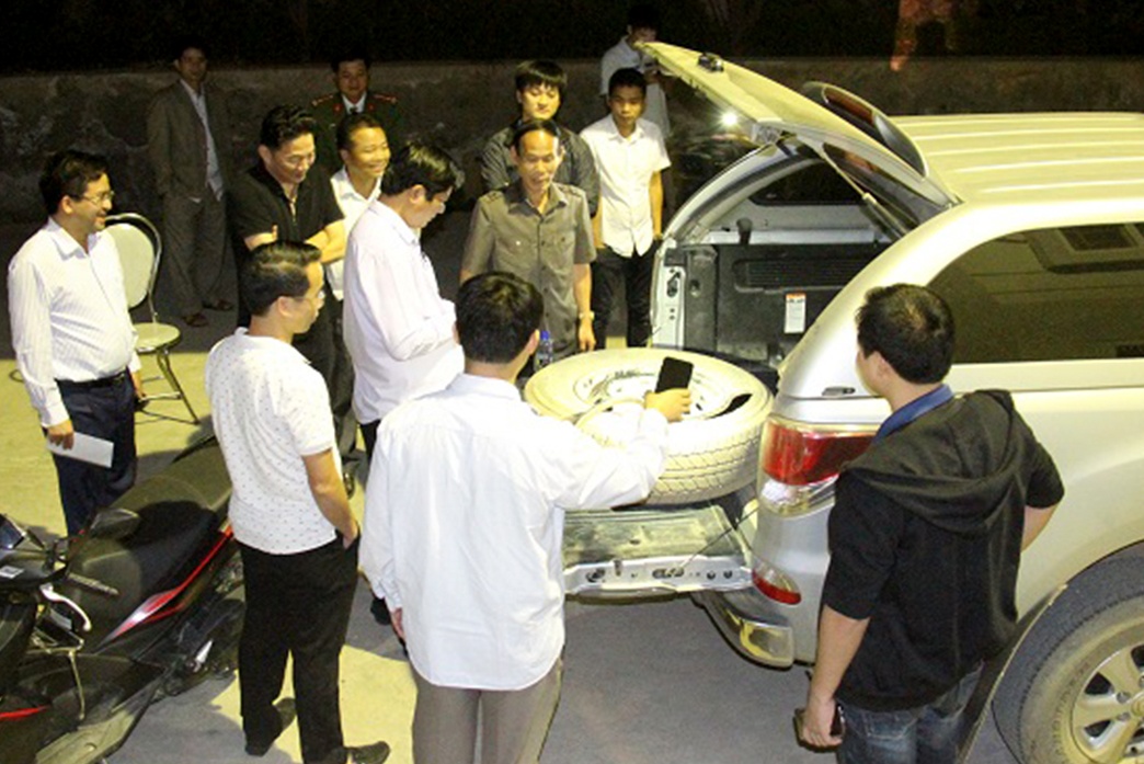 Chan xe bien xanh giau 40 banh heroin trong lop du phong hinh anh