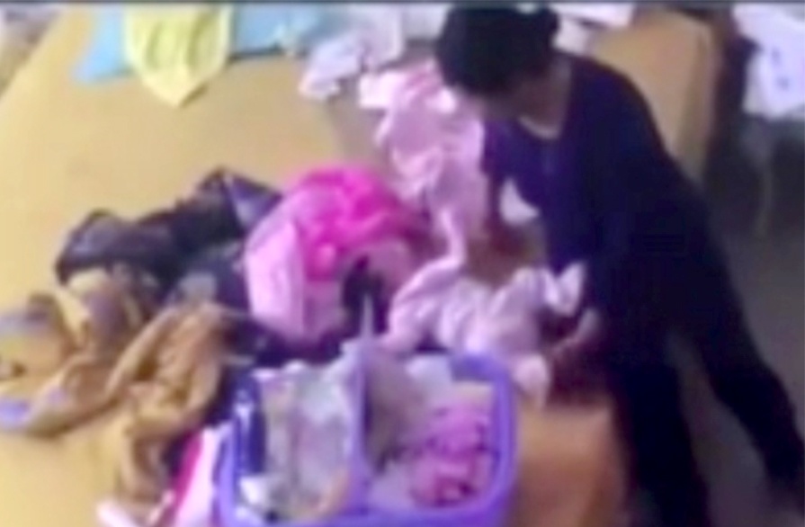 Clip be gai hon mot thang tuoi bi bao hanh hinh anh